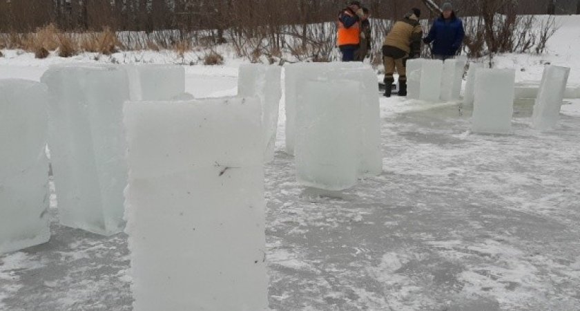 На площадь Ленина в Йошкар-Оле доставили лед для будущих фигур 