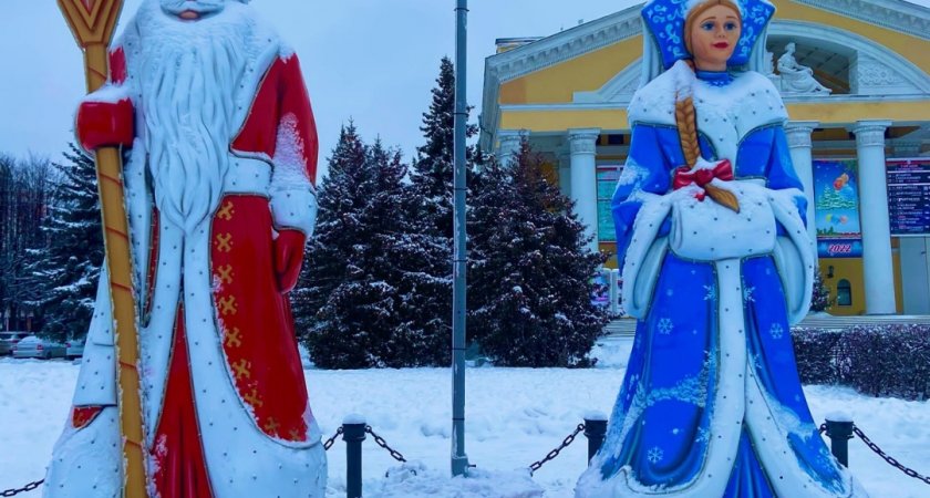 В Йошкар-Оле неизвестные начали разбирать Деда Мороза и Снегурочку на сувениры 
