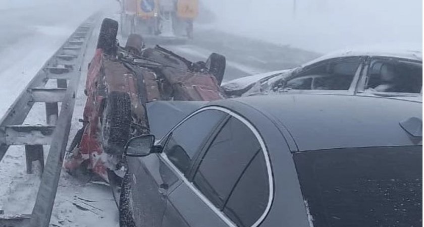 В Башкирии произошло массовое ДТП, в котором поучаствовали 22 автомобиля
