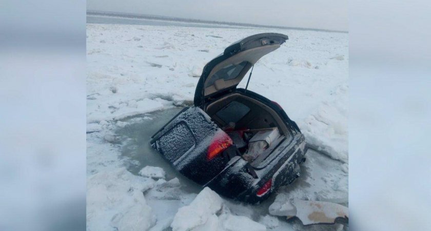 «Самоуверенность»: в Марий Эл на Волге 3 машины провалились под лед