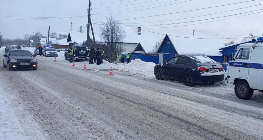 «Врезалась в снежный вал, сбила пешехода»: автоледи в Марий Эл не справилась с управлением