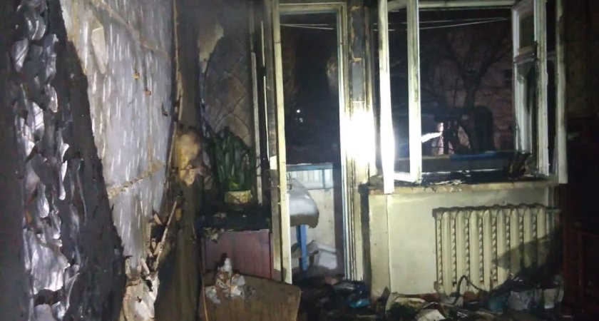 «Соседка услышала грохот»: в серьезном пожаре на Дружбе обгорел житель Волжска