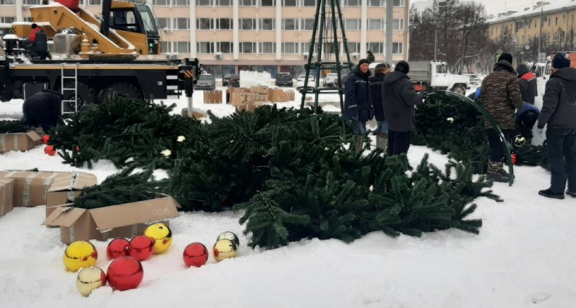 «Праздники закончились»: с центральной площади Йошкар-Олы увезли елку