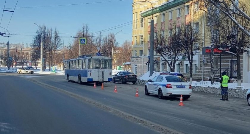 В Йошкар-Оле на Ленинском проспекте пешеход попал под троллейбус