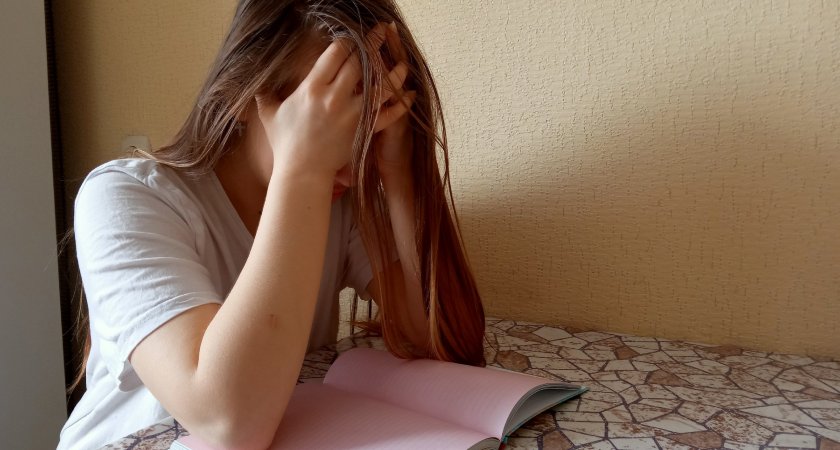 "Надо разговаривать с ребенком о жизни": психолог объяснил, почему дети делают себе больно