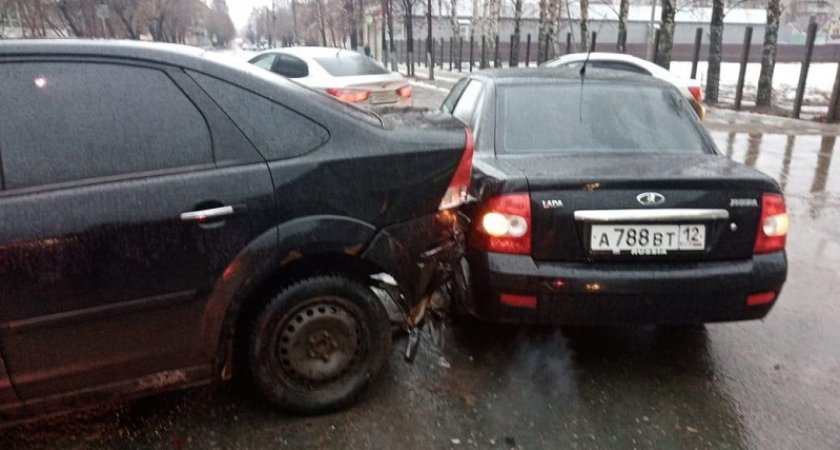 В массовом ДТП в Волжске, где водитель сбежал с места происшествия, есть пострадавшие