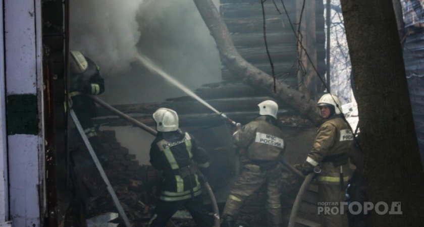 «Зять выбил стекло»: в Марий Эл огонь уничтожил два жилых дома и четыре автомобиля