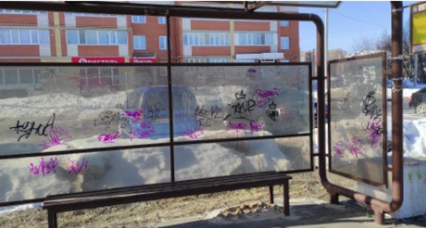 В Йошкар-Оле вандалы изрисовали общественные остановки