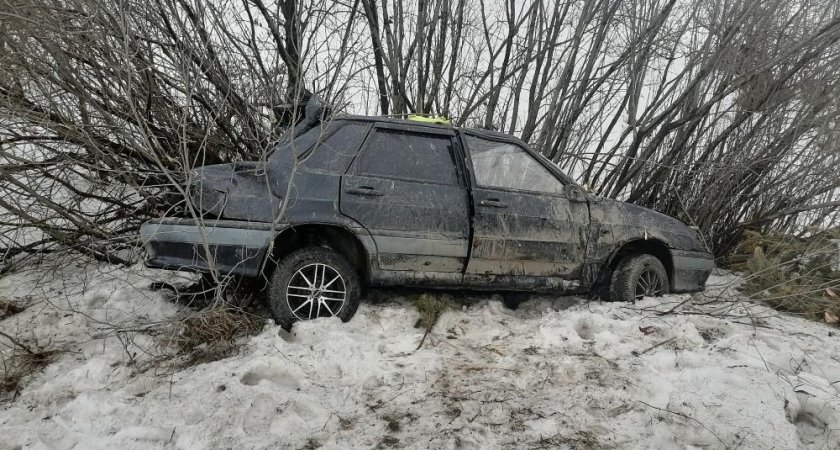 В Марий Эл 70-летний водитель ВАЗ-2115 опрокинулся в кювет при попытке совершить обгон