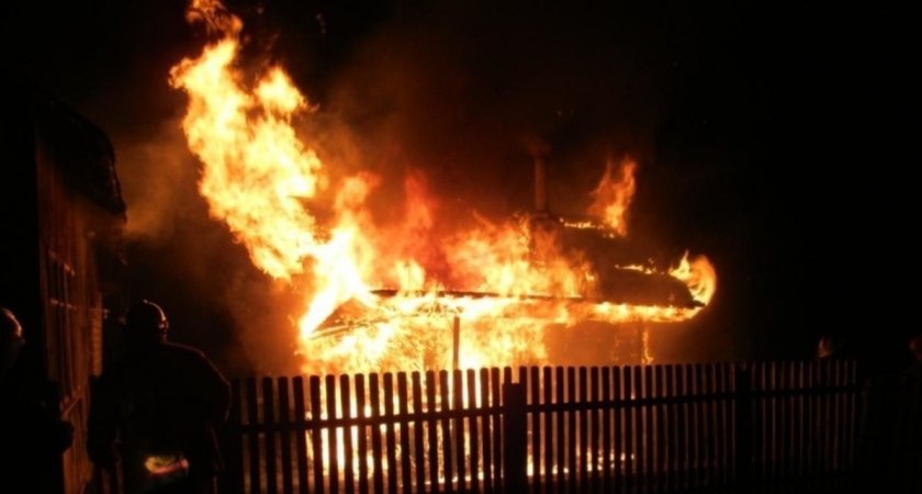 Охваченный огнем дом ночью в Йошкар-Оле тушили 18 человек