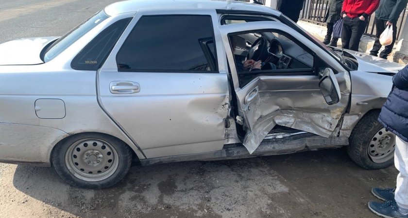 В Волжске в ДТП с участием «приоры» и BMW пострадала женщина