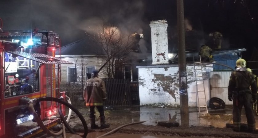 В Йошкар-Оле на улице Кошевого вспыхнул дом: есть пострадавшие