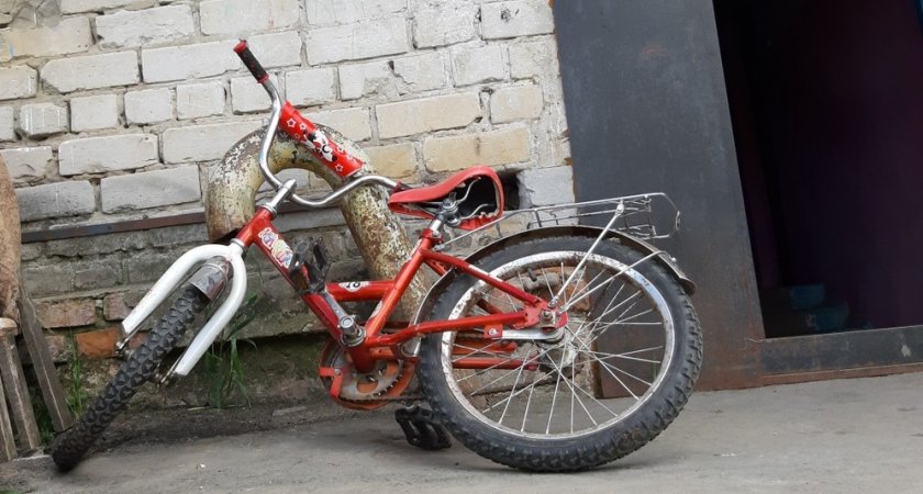 В Йошкар-Оле вор выбил дверь подсобки и украл два велосипеда