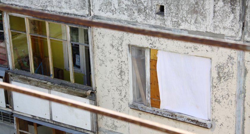 Прокуратура начала проверку по факту падения полуторогодовалого ребенка из окна в Волжске