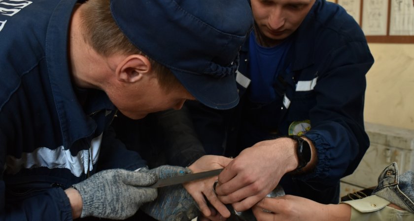 Марийские спасатели экстренно спилили кольцо с опухшего пальца девушки