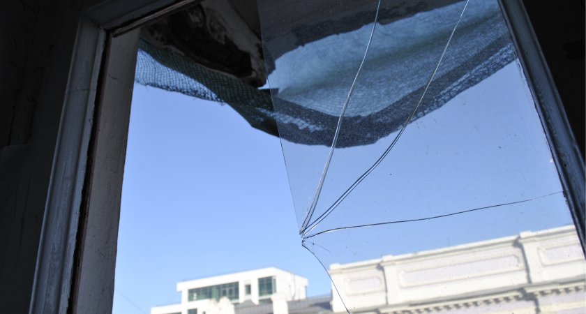 В Марий Эл мужчина вынес через разбитое окно салона красоты телевизор