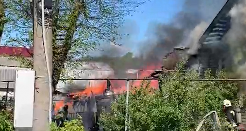 В Волжске горит жилой дом: эвакуировали двух женщин