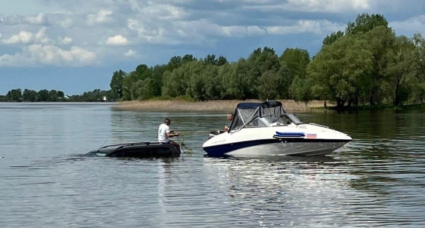 В Волжске машина утонула в реке 