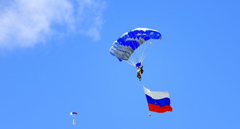 В небе над Йошкар-Олой развернули российский триколор и символ Z 
