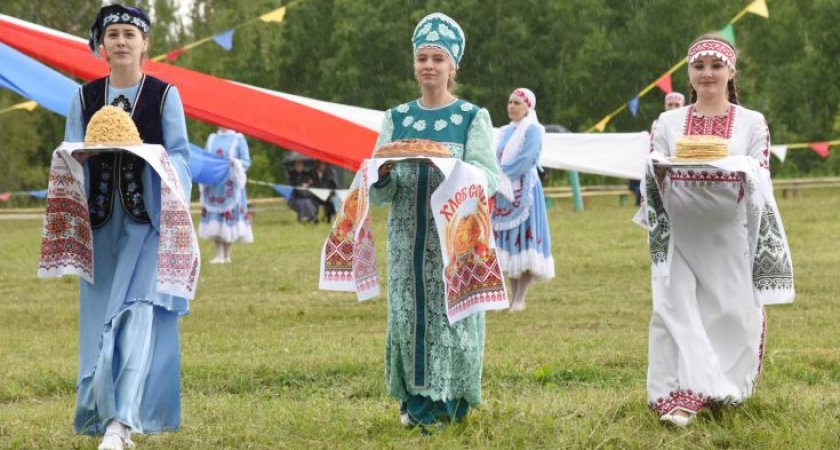 "Сабантуй" в Йошкар-Оле: конные скачки, татарская борьба "Корэш", народные танцы