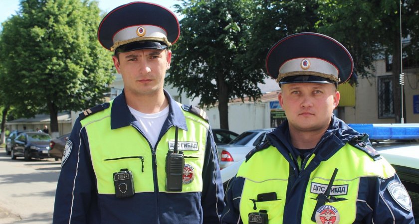 В Йошкар-Оле инспекторы ДПС потушили пожар и спасли от огня соседний дом