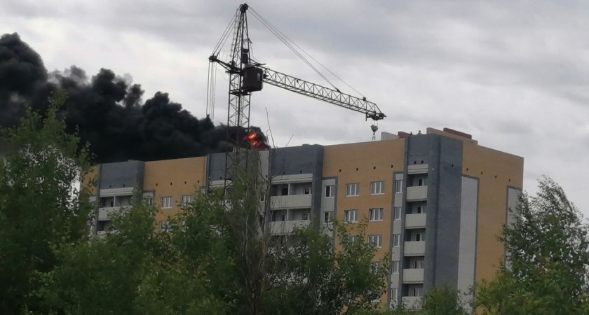 Утром в Волжске загорелась крыша строящегося дома