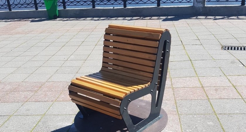 Вращающиеся скамейки установили на набережной Йошкар-Олы