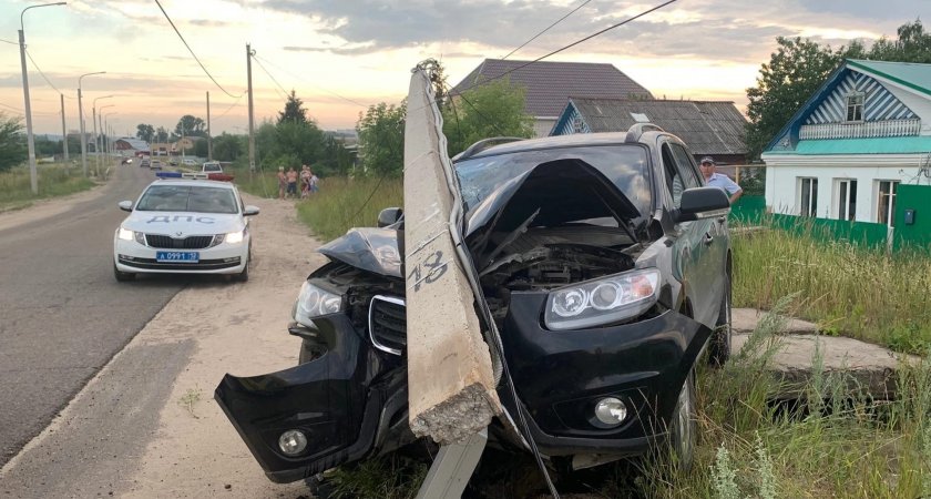 В Волжске внедорожник Hyundai повалил электрический столб