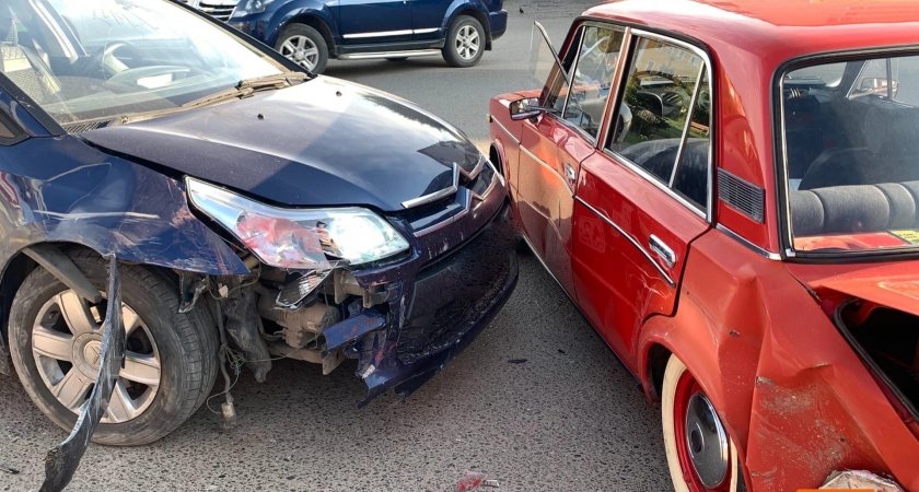 В Волжске раритетная "шестерка" разбилась в ДТП с иномаркой