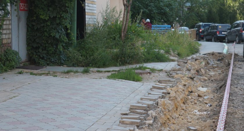 Во дворе еще одной улицы города начался ремонт
