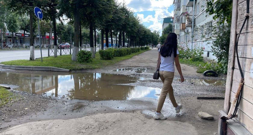 Жители улицы Петрова ходят по ямам и лужам, пока вокруг все благоустраивают