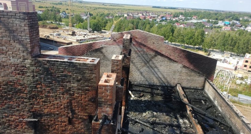 На горящей крыше в Йошкар-Оле пожарные нашли человека