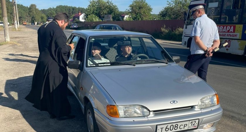 Священник с полицейскими провели благословенный рейд в Марий Эл