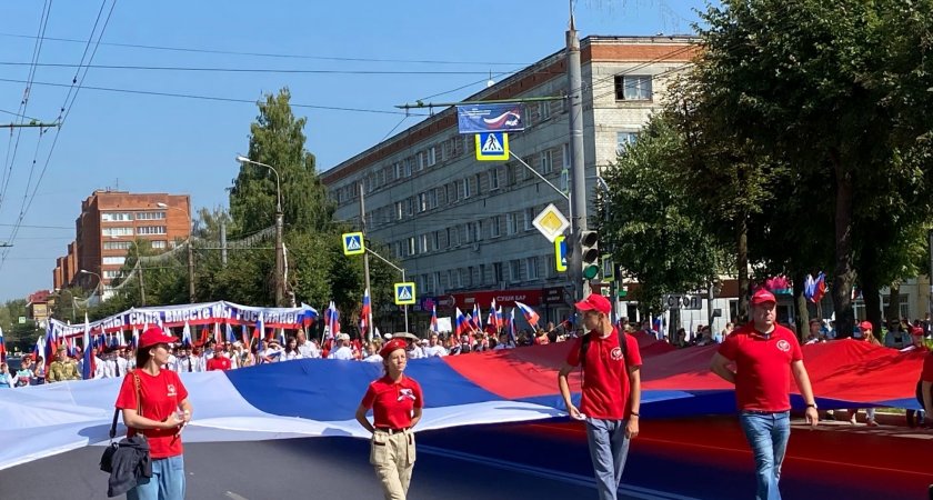 В Йошкар-Оле прошло торжественное шествие с российским флагом