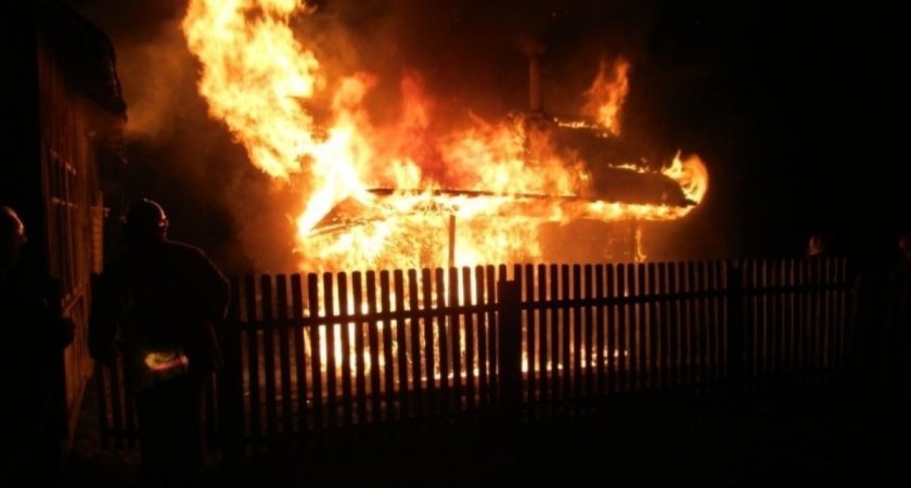 В Марий Эл 14 пожарных под утро тушили дом и баню