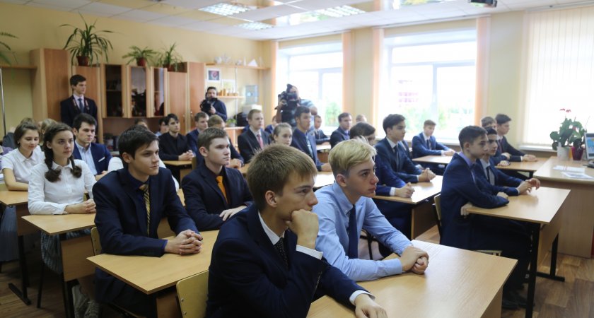 Школьникам запретят использовать телефоны на уроках