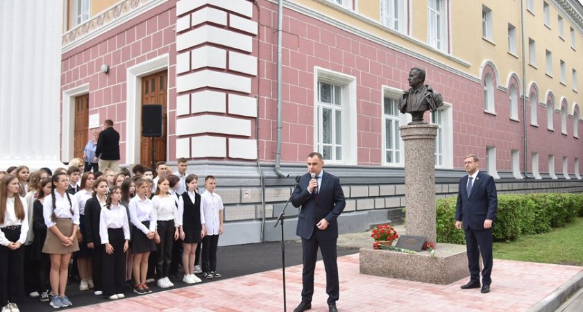 В Йошкар-Оле открыли памятник композитору, который написал песню "Снег идет"