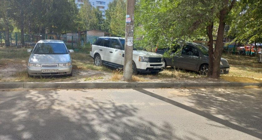 Более 15 водителей оштрафуют за езду по тротуарам в Йошкар-Оле