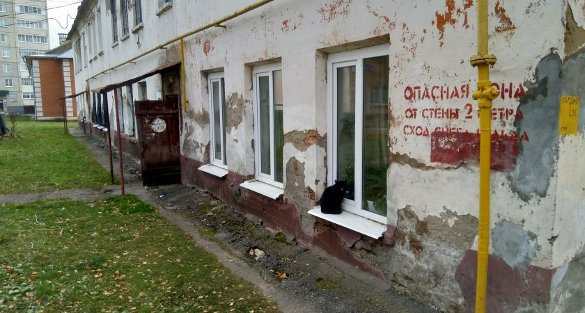 Жительница Волжского района добилась для семьи переселения из аварийного дома