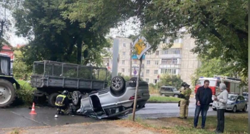 В Йошкар-Оле иномарка перевернулась, столкнувшись с припаркованным трактором