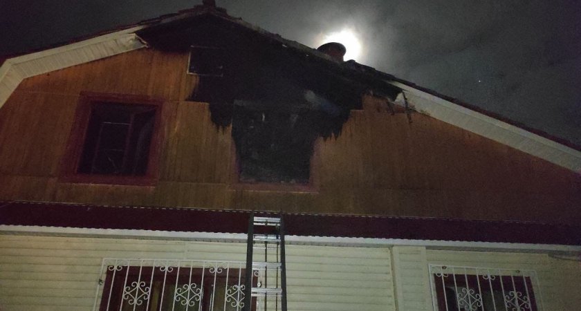 В двухэтажном доме начался пожар, когда внутри находились муж и жена