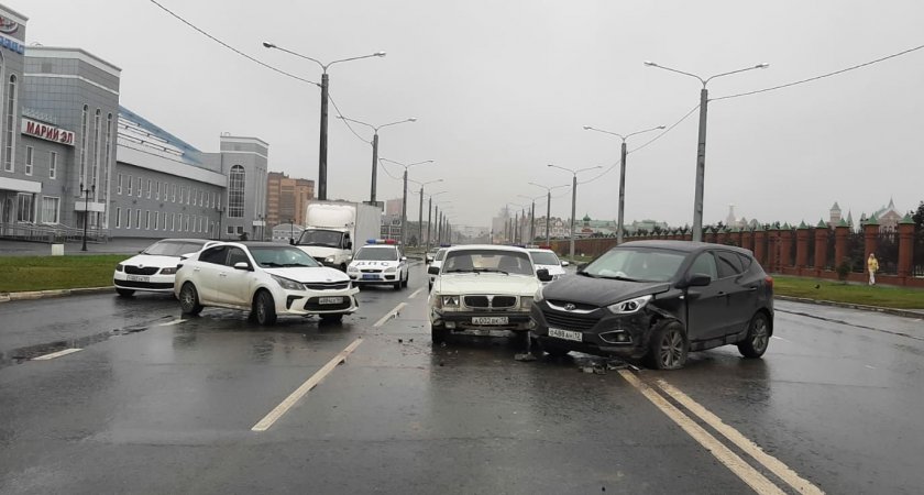 В Йошкар-Оле столкнулись три легковушки