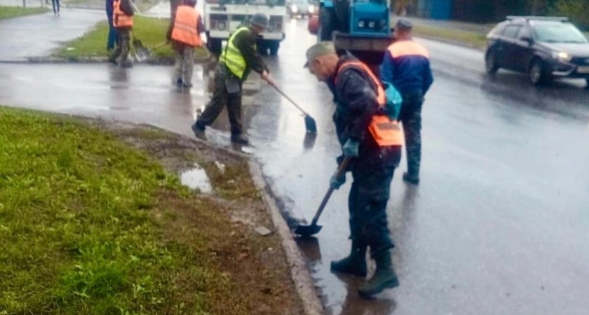 В Йошкар-Оле с залитых дождем улиц убирают голубиный помет и грязь