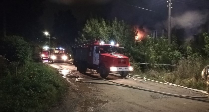 В Йошкар-Оле загорелась двухэтажка барачного типа: троих эвакуировали через окно