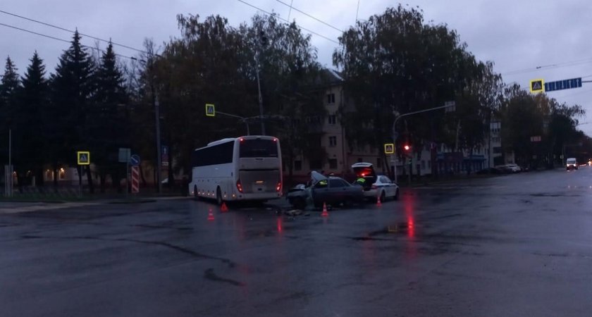 При столкновении автобуса и легковушки в Марий Эл пострадали люди