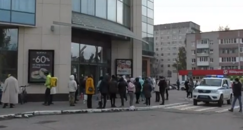 В Йошкар-Оле оцепили два торговых центра: людей вывели на улицу