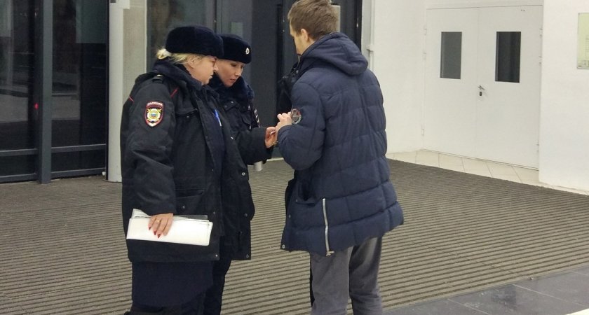 Может ли полицейский вручить повестку, заполнив ее минутой ранее на улице