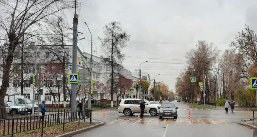 В Йошкар-Оле на перекрестке столкнулись Lada и Lexus