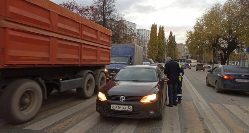 В Йошкар-Оле иномарка сбила школьника, переходившего дорогу