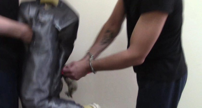 В Волжске мужчина несколько раз ударил ножом знакомую